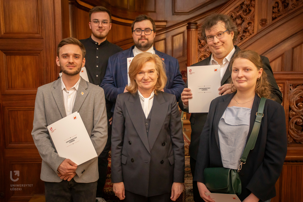 Na zdjęciu od lewej dolny rząd: Mateusz Pieczyński, Pani Rektor UŁ prof. dr hab. Elżbieta Żądzińska, Paulina Piwowar; na zdjęciu górny rząd od lewej: Michał Godlewski, Paweł Żaboklicki, Piotr Kosek