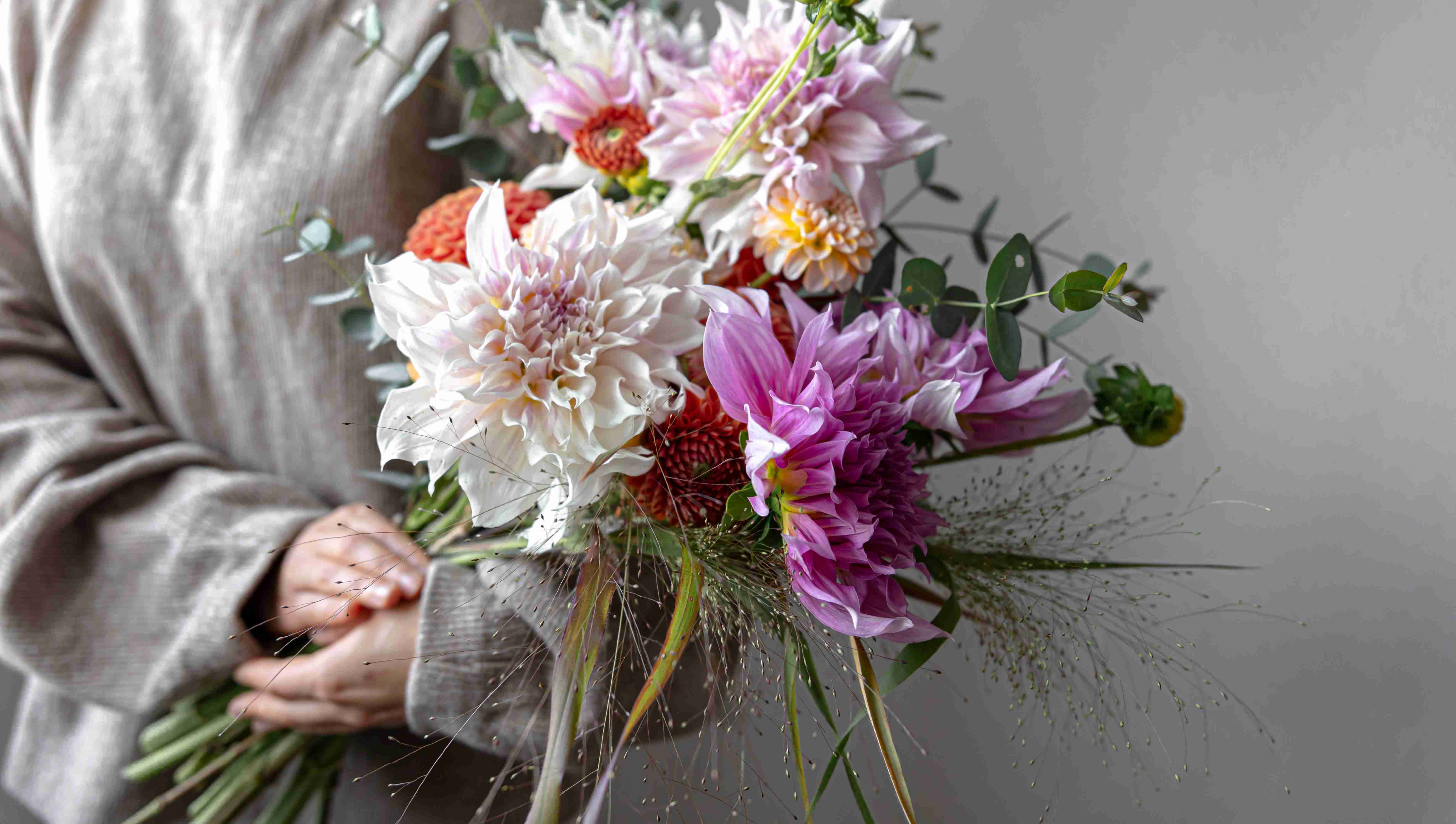 Bukiet kwiatów w kobiecych dłoniach/Bouquet of flowers in woman's hands.