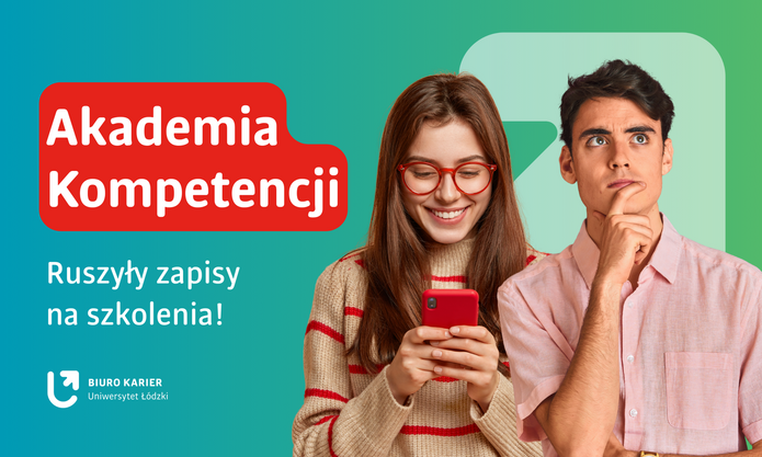 Grafika promocyjna na turkusowym tle przedstawiająca dwoje młodych ludzi. Uśmiechnięta kobieta w czerwonych okularach patrzy na telefon, a stojący obok mężczyzna zamyślony trzyma rękę przy brodzie. Po lewej stronie, w czerwonym zaokrąglonym polu, znajduje się napis: „Akademia Kompetencji”. Poniżej widnieje tekst: „Ruszyły zapisy na szkolenia!”. W dolnym rogu umieszczono logo Biura Karier Uniwersytetu Łódzkiego.