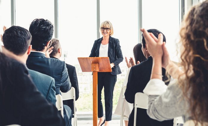 grupa ludzi podczas spotkania