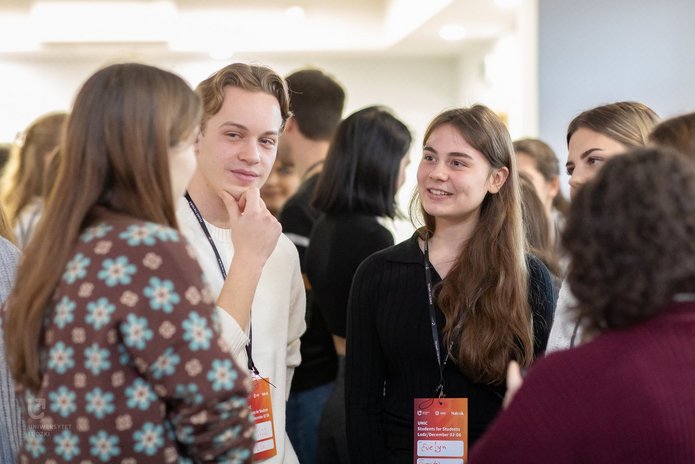 osoby studiujące podczas spotkania UNIC