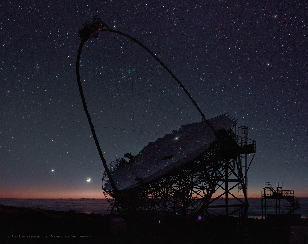 Teleskop czerenkowski na tle rozgwieżdżonego nieba
