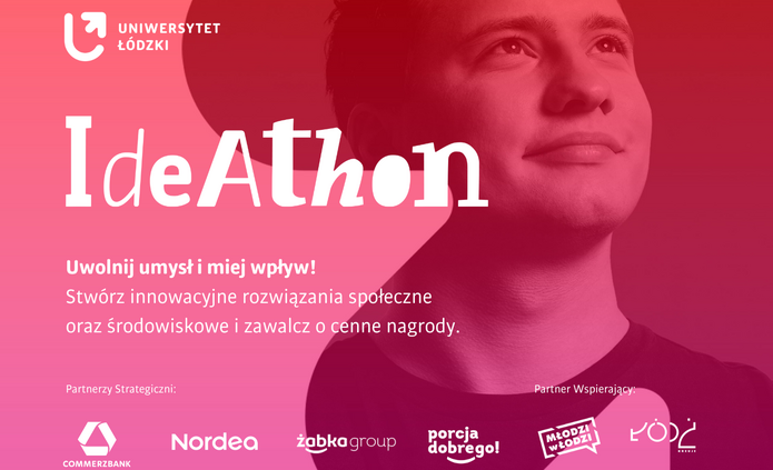 Grafika promocyjna w odcieniach czerwieni przedstawiająca młodego mężczyznę patrzącego w górę. Po lewej stronie znajduje się logo Uniwersytetu Łódzkiego oraz duży napis: „IdeAthon”.  Poniżej widnieje hasło: „Uwolnij umysł i miej wpływ! Stwórz innowacyjne rozwiązania społeczne oraz środowiskowe i zawalcz o cenne nagrody.”  W dolnej części grafiki umieszczono logotypy partnerów: Commerzbank i Nordea (partnerzy strategiczni) oraz Młodzi w Łodzi, Żabka i KOD (partner wspierający).