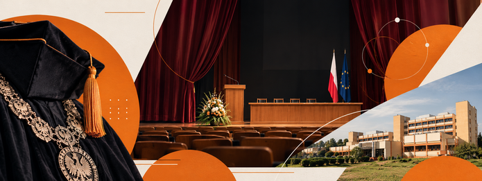 Pozioma grafika promująca inaugurację roku akademickiego. Po lewej stronie widoczny jest czarny strój akademicki z biretem, złotym chwostem i ozdobnym łańcuchem. W centralnej części znajduje się uroczysta scena z bordową kotarą, mównicą, stołem prezydialnym, flagami Polski i Unii Europejskiej oraz kompozycją kwiatową. Po prawej stronie umieszczono fotografię budynku Wydziału Fizyki i Informatyki Stosowanej UŁ. Kompozycję uzupełniają pomarańczowe geometryczne elementy, cienkie linie orbitalne i dekoracyjne kropki.