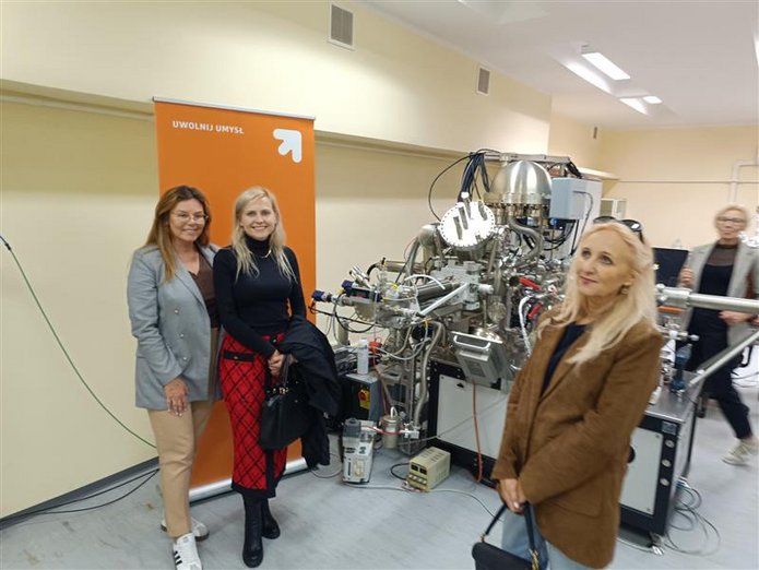 uczestnicy programu Zasmakuj studiowania w Łodzi oglądają pracownię na Wydziale