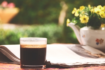 Obraz zawierający napój, naczynia szklane, zastawa stołowa, kawa. w tle ogród