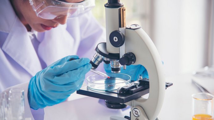 Naukowczyni przeprowadzająca badania