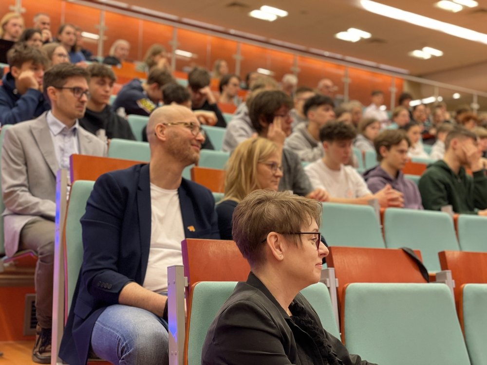 uczestnicy sympozjum na auli, na pierwszym tle dr hab. Małgorzata Wrzesień, prof. UŁ - Prorektor ds. Kształcenia UŁ