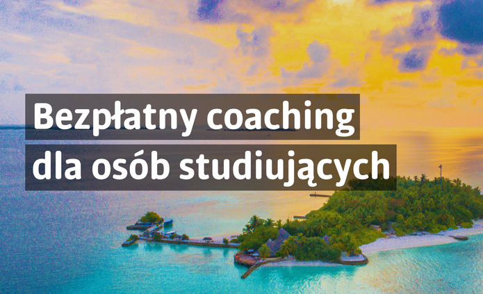 Grafika promująca bezpłatny coaching dla osób studiujących. W tle widoczny jest tropikalny krajobraz z wyspą otoczoną turkusową wodą oraz zachodem słońca. Na środku umieszczono napis: „Bezpłatny coaching dla osób studiujących”.