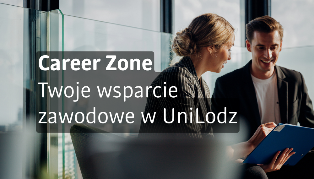 Grafika informacyjna przedstawiająca dwie osoby rozmawiające w nowoczesnym biurze. Kobieta i mężczyzna siedzą naprzeciw siebie i wspólnie przeglądają dokument na niebieskiej teczce. Na środku znajduje się półprzezroczysty, ciemny prostokąt z białym napisem: „Career Zone – Twoje wsparcie zawodowe w UniLodz”.