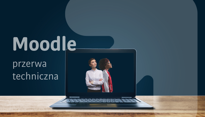 Na grafice widać otwarty laptop stojący na drewnianym blacie. Na ekranie komputera znajdują się dwie osoby – kobiety – zwrócone lekko bokiem, patrzące w górę. W tle dominuje ciemnoniebieski gradient z dużym napisem „Moodle” oraz mniejszym tekstem „przerwa techniczna”. Grafika promuje planowaną przerwę techniczną platformy Moodle.