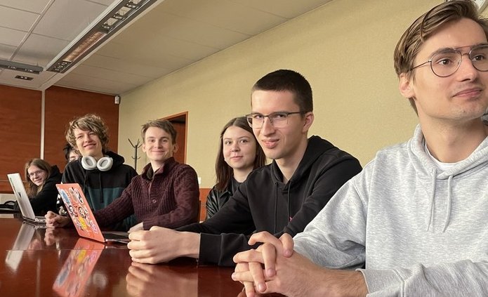 studenci siedzący przy stole