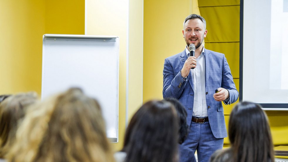 prelegent podczas prezentacji