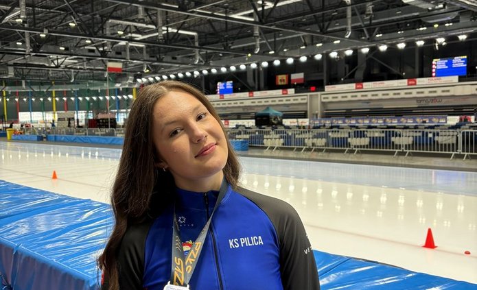 Iga Smejda z medalem