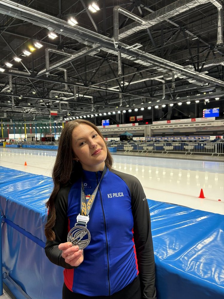 Iga Smejda with the medal
