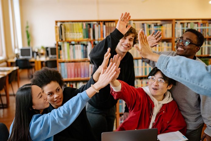 Zdjęcie grupy studenckiej - przebijają "piątkę"