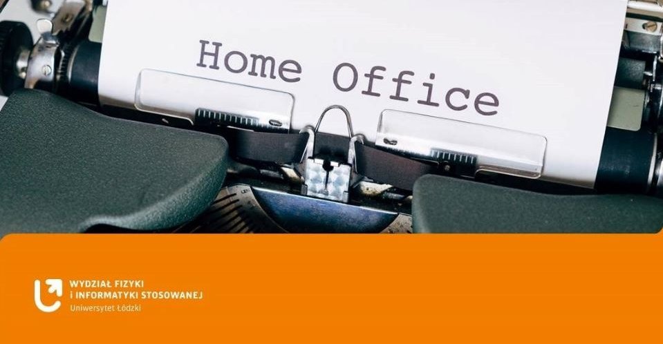 Kartka w maszynie do pisania z napisem „Home Office”, w dolnej części grafiki pomarańczowy pasek z logo Wydziału Fizyki i Informatyki Stosowanej Uniwersytetu Łódzkiego.