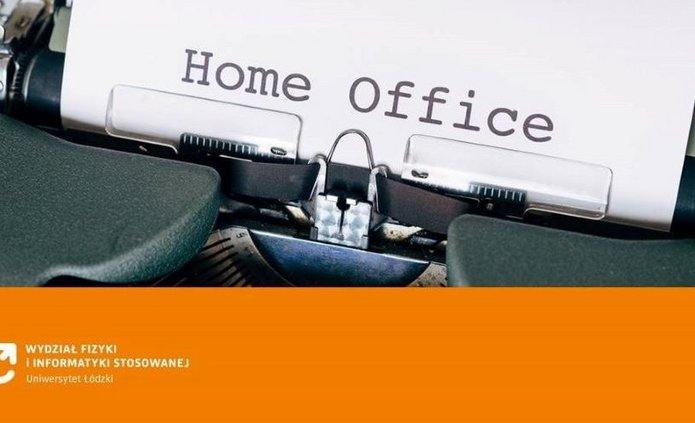 Kartka w maszynie do pisania z napisem „Home Office”, w dolnej części grafiki pomarańczowy pasek z logo Wydziału Fizyki i Informatyki Stosowanej Uniwersytetu Łódzkiego.