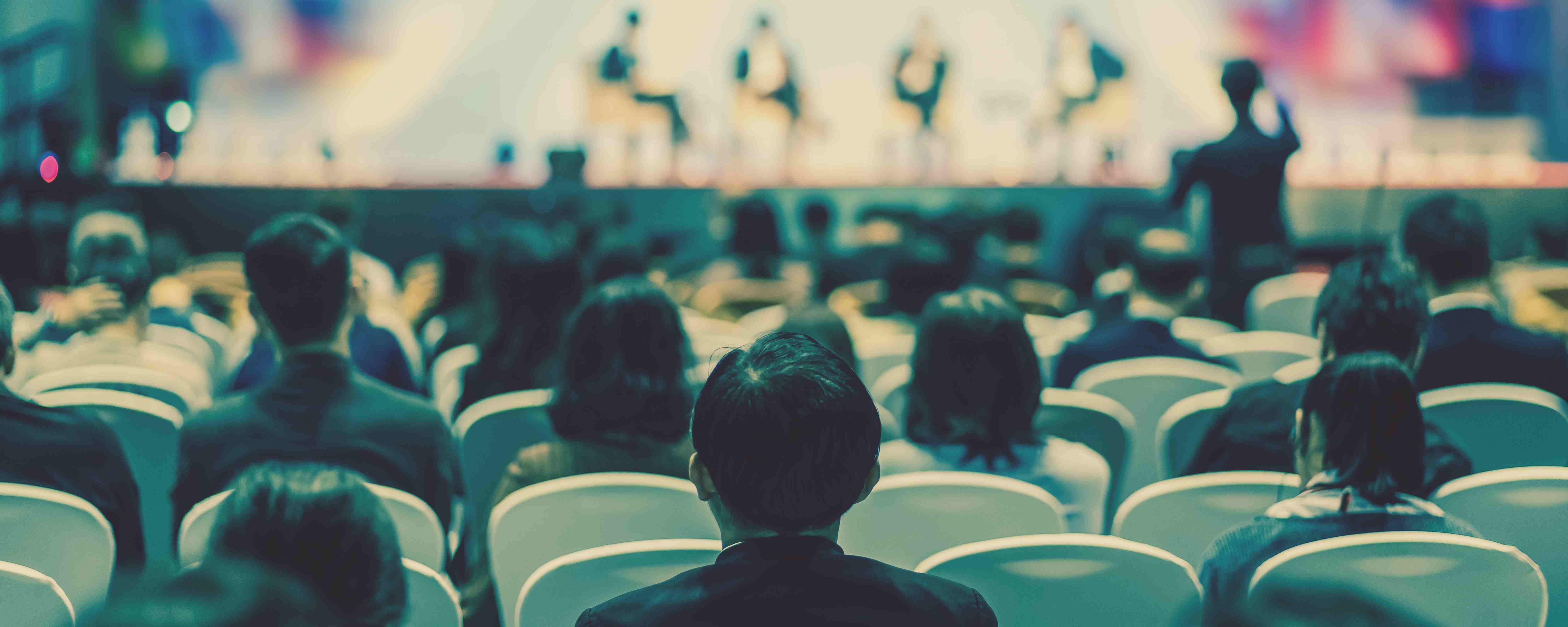 Uczestnicy konferencji słuchający wykładu (zdjęcie od tyłu).
